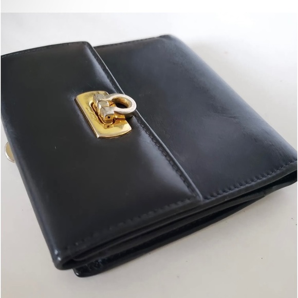 Salvatore Ferragamo Gancini
Wallet Card Bill Coin Black
Leather Medium Kisslock - Picture 11 of 14
